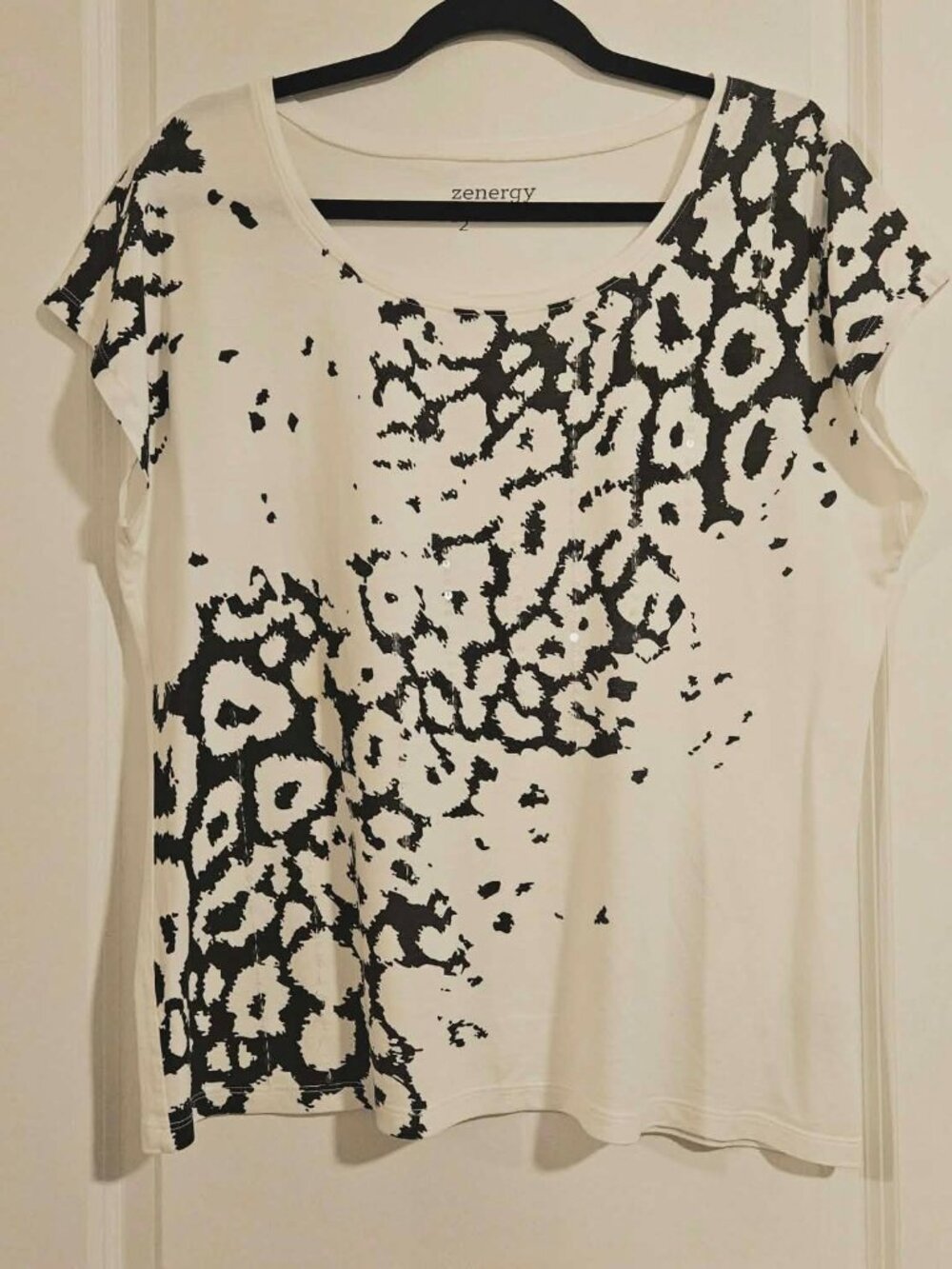 Chico’s Zenergy Black White Abstract Print Sequin Tee Top Size 2 (L/XL)